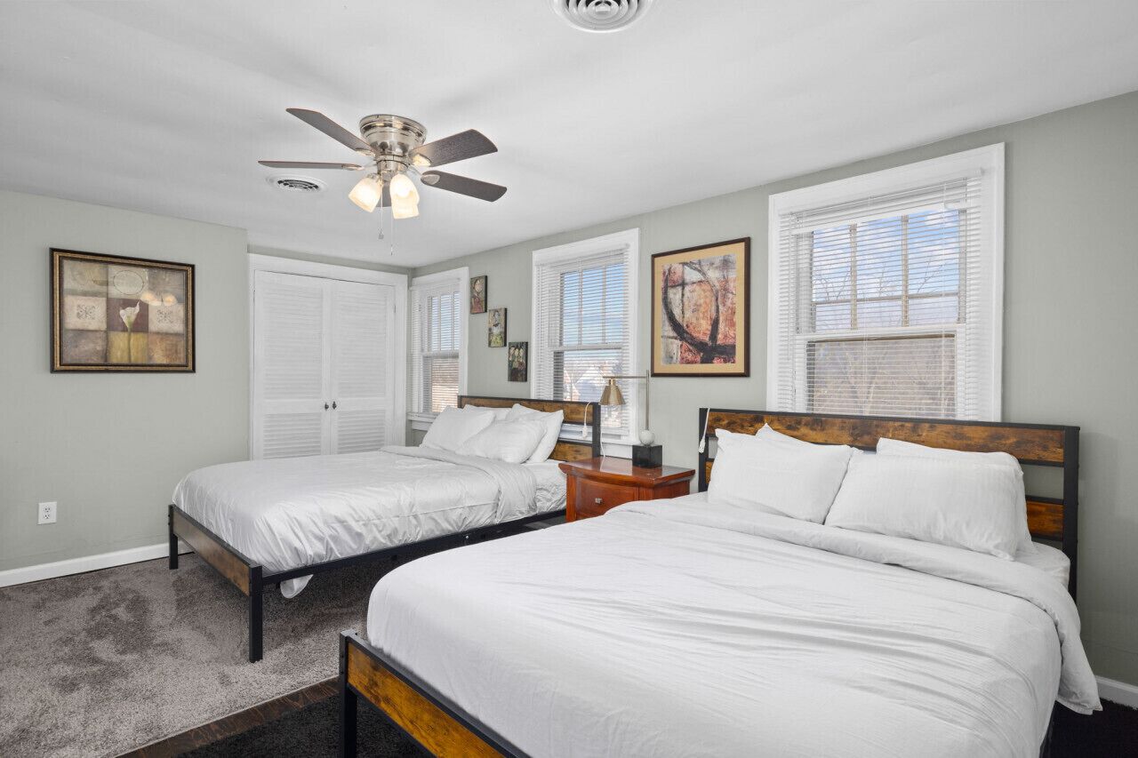 2 bedrooms, desk, WiFi