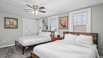 2 bedrooms, desk, WiFi