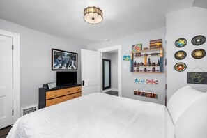 4 habitaciones, escritorio y tabla de planchar con plancha