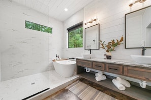 Combined shower/tub, hair dryer, towels, shampoo