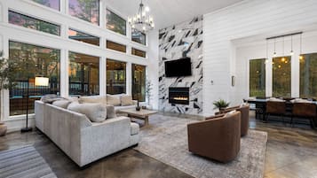 TV connectĂŠe, cheminĂŠe, table de tennis de table, livres