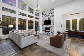 Smart TV, fireplace, table tennis, books - Epic Heated Pool,Pickleball/Hoops & GLOW Golf! (Broken Bow)