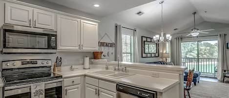 Een koelkast, een microgolfoven, een oven, een kookplaat