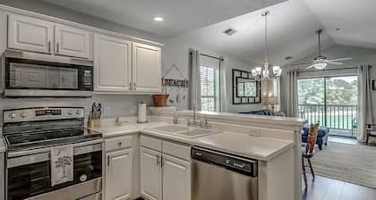 Pawley's Peace 2 miles to Beach Balcony View of 1st Hole 2BR2B