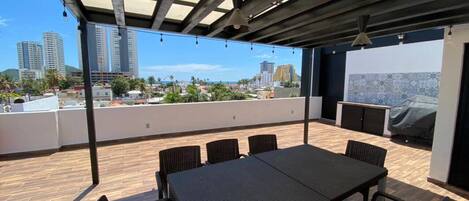 Condo familiar | Área de sala de estar | Televisión de 24 pulgadas con canales por cable