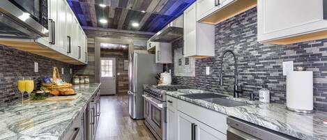 Køleskab, mikrobølgeovn, ovn, kogeplade