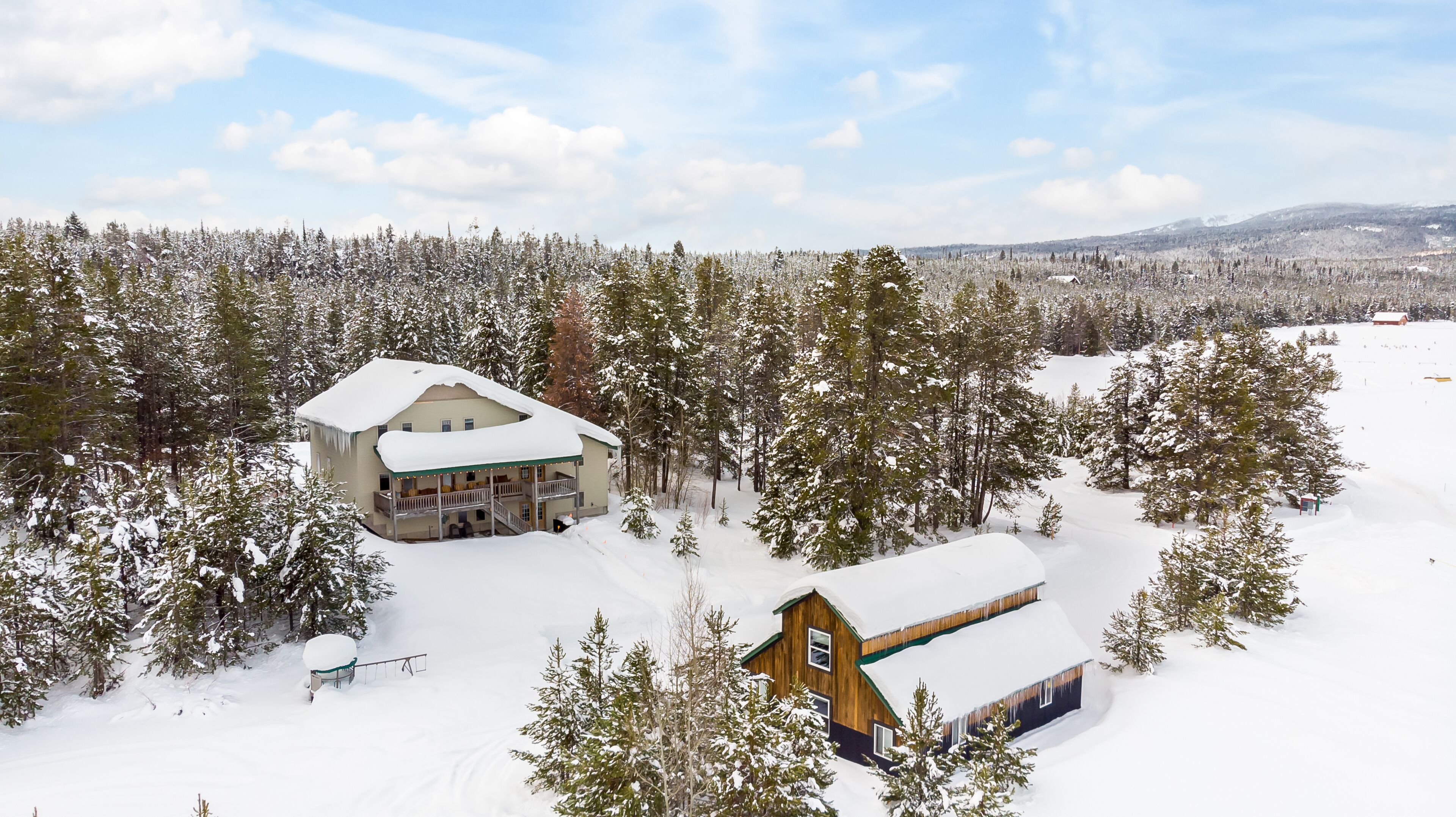 The Bear Den Bundle. A Luxury Mountain Getaway: Sleeps 42, 2 Dwellings!
