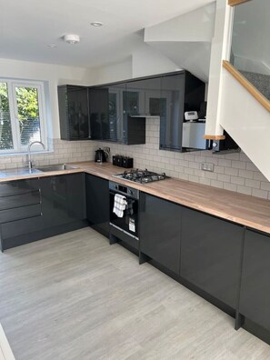 Private kitchen - Entire home hosted by Lee (Horley)