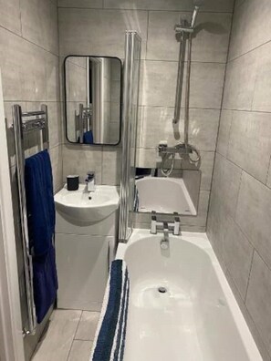 Bathroom - Entire home hosted by Lee (Horley)