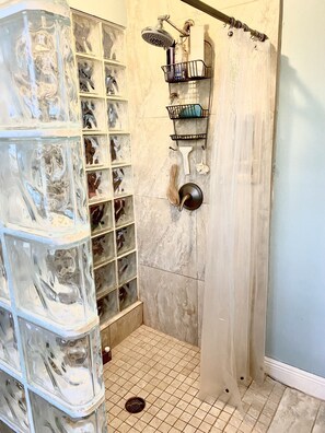 Dusche, Haartrockner, Bidet, Handtücher
