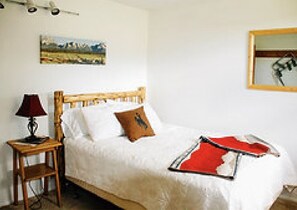 Single Room, 1 Queen Bed | Bed sheets - Boulder Lake Lodge (Boulder)