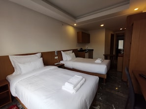 Twin Room | In-room safe, desk, laptop workspace, blackout drapes