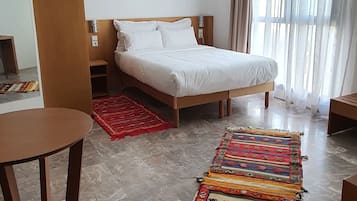 Standard Studio | In-room safe, desk, laptop workspace, blackout drapes