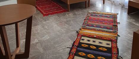 1 غرفة نوم وخزنة داخل الغرفة ومكتب ومساحة عمل للكمبيوتر المحمول