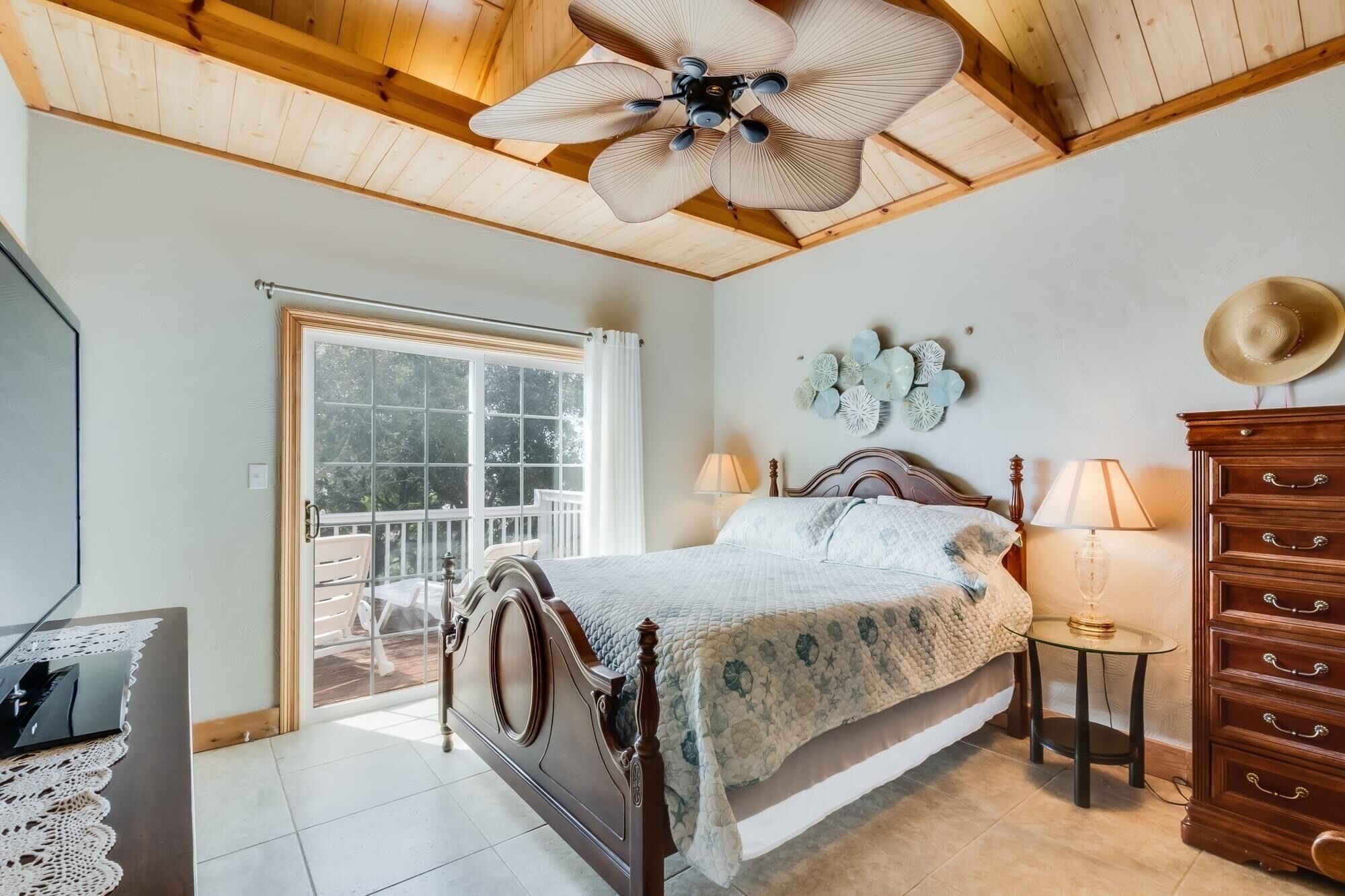 4 عدّة غرف نوم وواي فاي مجانًا وملاءات أسرّة