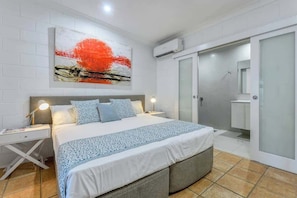 4 bedrooms, iron/ironing board, WiFi, bed sheets