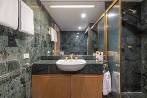 Shower, free toiletries, hair dryer, shampoo