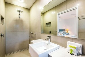 Douche, sèche-cheveux, shampoing