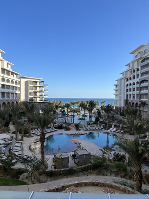 Alberca al aire libre y alberca climatizada