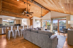 Smart TV - Stunning Beach Home | AC, Garage, Patio, BBQ (San Diego)