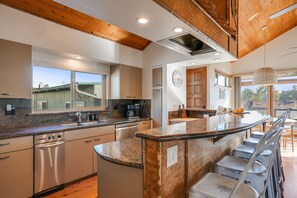 Fridge, microwave, oven, stovetop - Stunning Beach Home | AC, Garage, Patio, BBQ (San Diego)