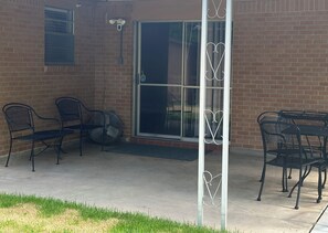 Outdoor dining - Spacious home/outdoor area minutes from Amazon Center, LSU, SU, downtown & mall (Baton Rouge)