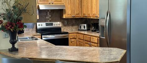 Geladeira, micro-ondas, fogão, cooktop