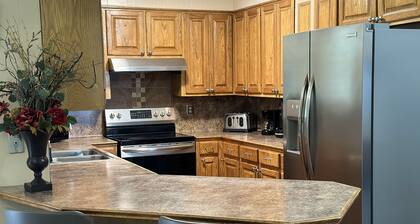 Spacious home/outdoor area minutes from Amazon Center, LSU, SU, downtown & mall