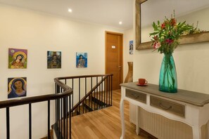 A staircase with wooden railings leading to a landing. - Hotel Boutique Lambassade Bellavista (Santiago)