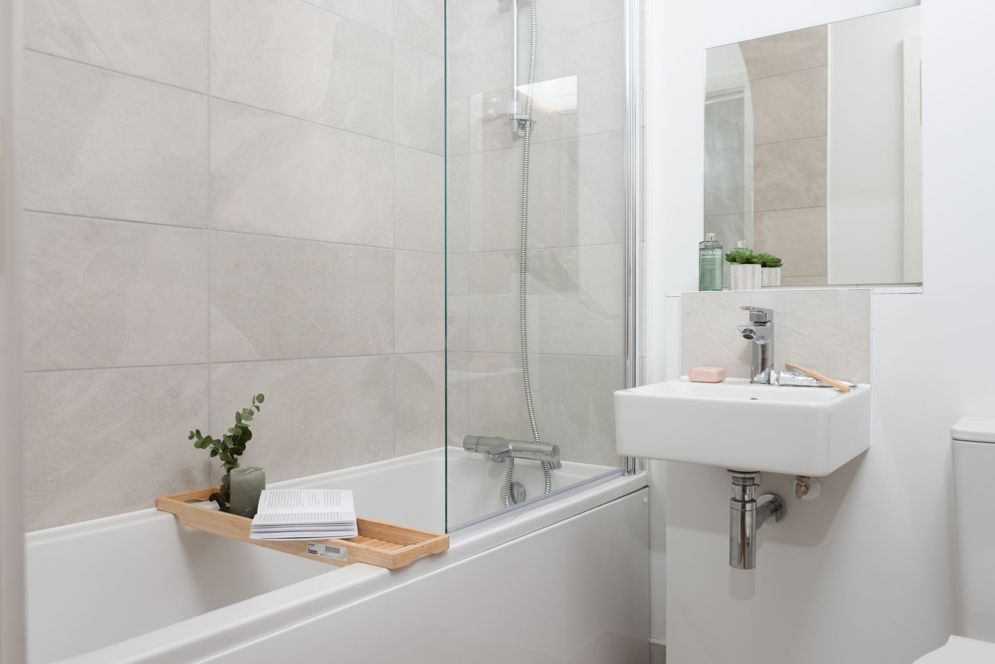 Combined shower/bathtub, hair dryer, towels
