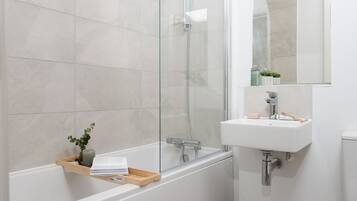 Combined shower/bathtub, hair dryer, towels