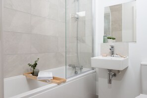 Ducha y bañera combinadas, secador de pelo y toallas
