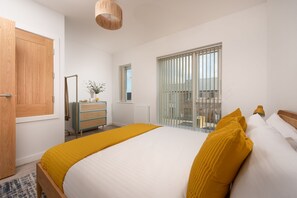 2 habitaciones, tabla de planchar con plancha, internet y ropa de cama