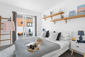 2 bedrooms, iron/ironing board, internet, bed sheets - Plover 1, The Cove - On site pool - Wi-Fi (Brixham)