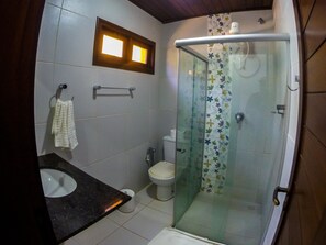 Chalet familiar | Baño | Amenidades de baño de diseñador, secadora de cabello, toallas, jabón