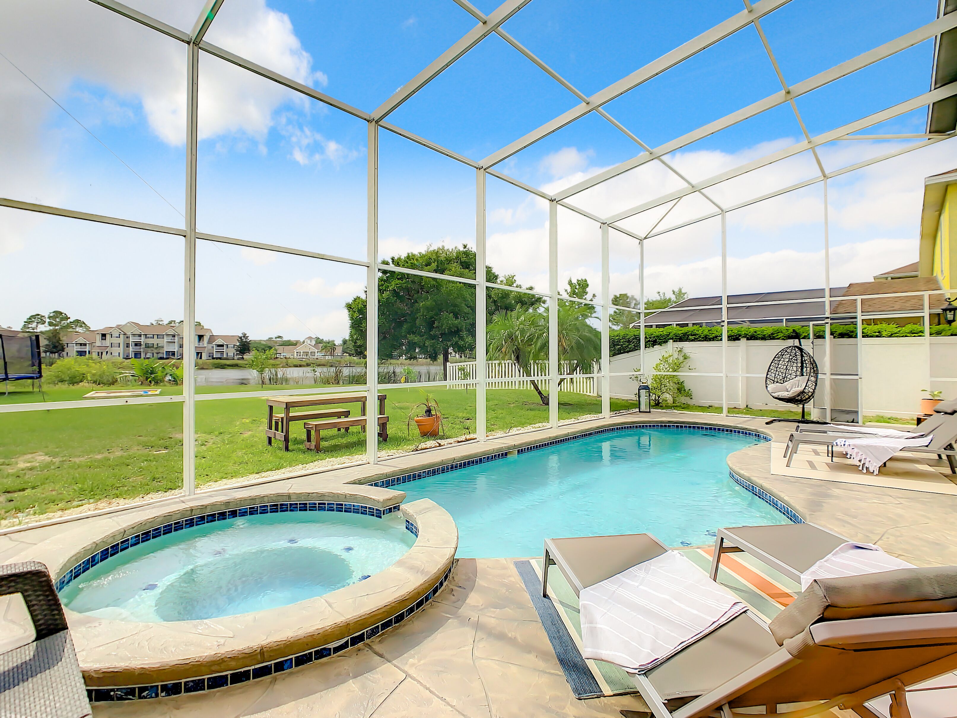 Utendørsbasseng, et oppvarmet basseng og solsenger