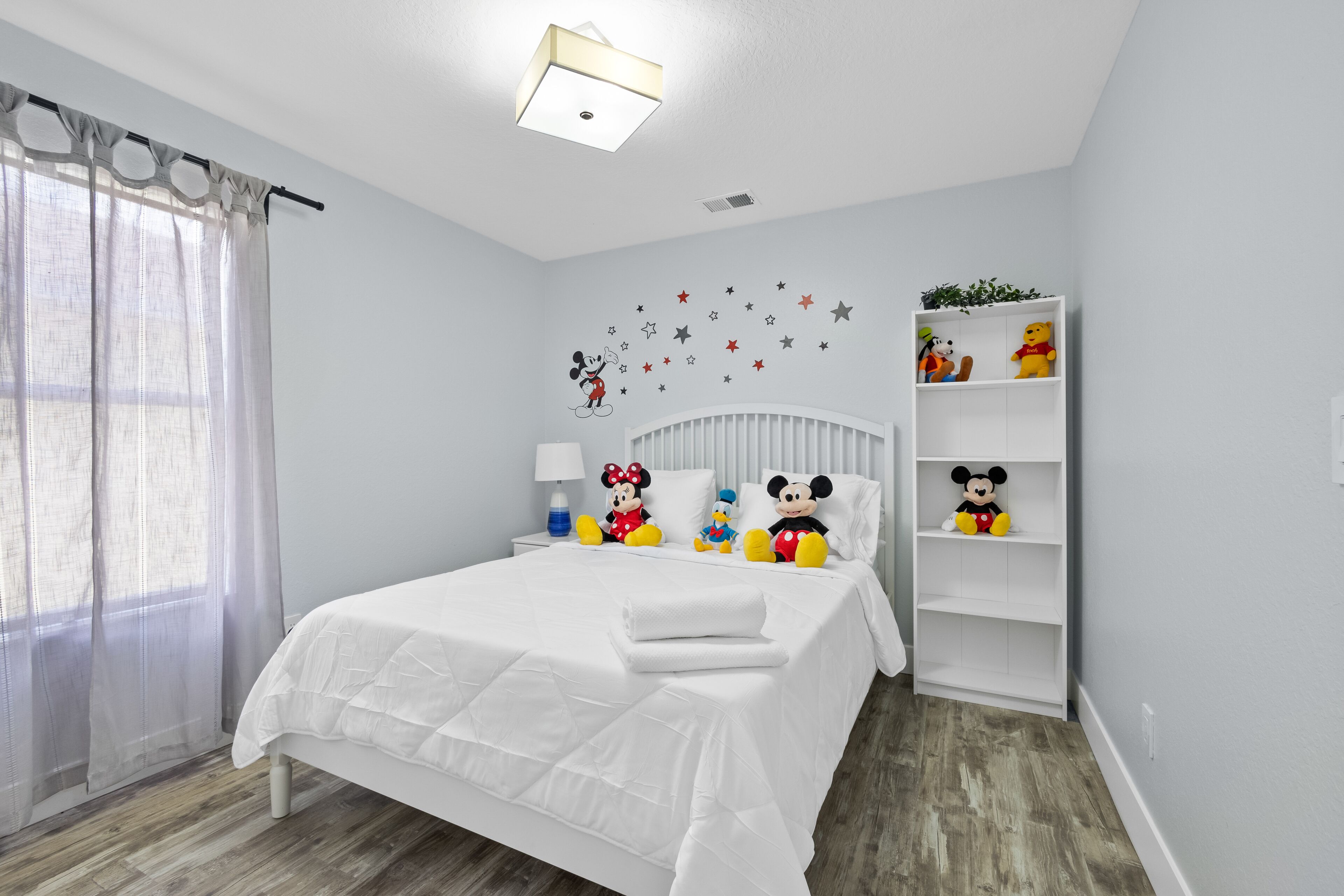 6 slaapkamers, een bureau, een strijkplank/strijkijzer, gratis wifi