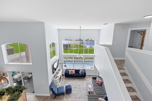 スマートテレビ、暖炉、Netflix、卓球台