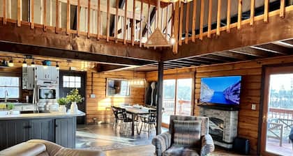 "Family Cabin: Hot Tub, Golf, Games, Sunset, Pet!"
