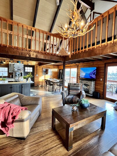 Private Family Cabin on 3.5 Acres • Hot Tub • Mini Golf • Water Access