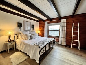 5 bedrooms, desk, iron/ironing board, travel crib - “Family Cabin w/ Hot Tub” (Castleton-on-Hudson)