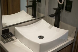 Premium Loft, 1 Bedroom | Bathroom | Shower, rainfall showerhead, hair dryer, slippers - Punto Lofts Periférico Sur (Mexico City)