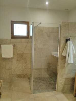 Shower, hair dryer - Character house with swimming pool, south Ardèche in unspoilt valley. (Saint-Maurice-d'Ibie)