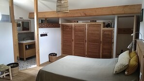 4 bedrooms, travel crib, free WiFi, bed sheets
