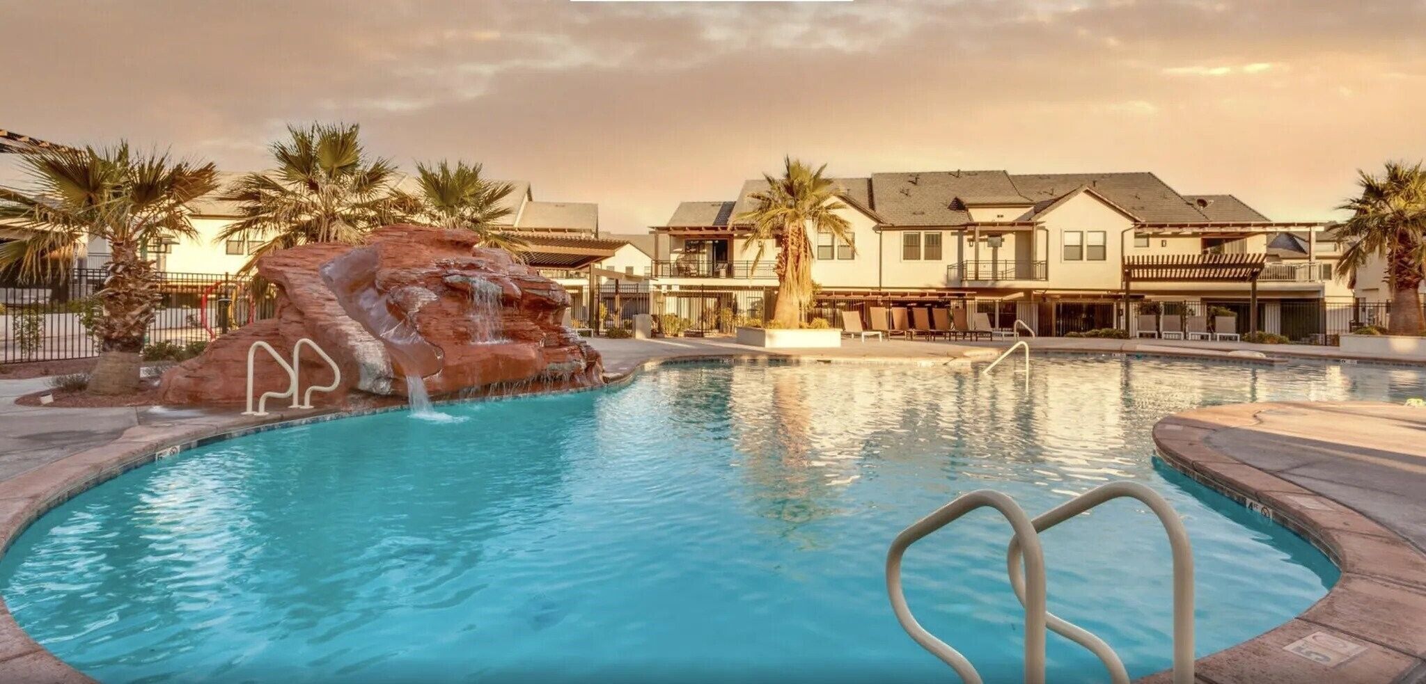 RedRock BnB -Pool-Hot Tub -Pickle Ball - Splash Pad - Playground