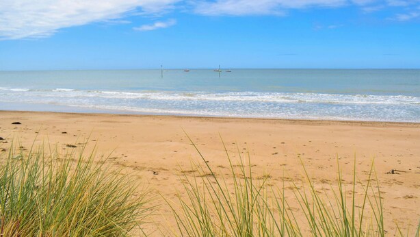 A beach with clear skies and calm waters. - 3 bedroom stunning home in Saint-Brice-de-Landell (Saint-Brice-de-Landell)