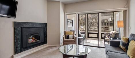 Una televisión, una chimenea