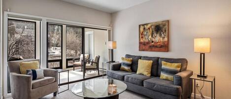 Televisión y chimenea