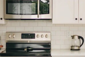 Fridge, microwave, oven, stovetop - Delightful and Relaxing Home (Vancouver)