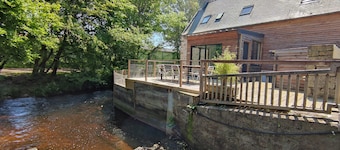 Spacious family home for 12 people, with a spa and garden, within walking distance of Pont-l'Abbé